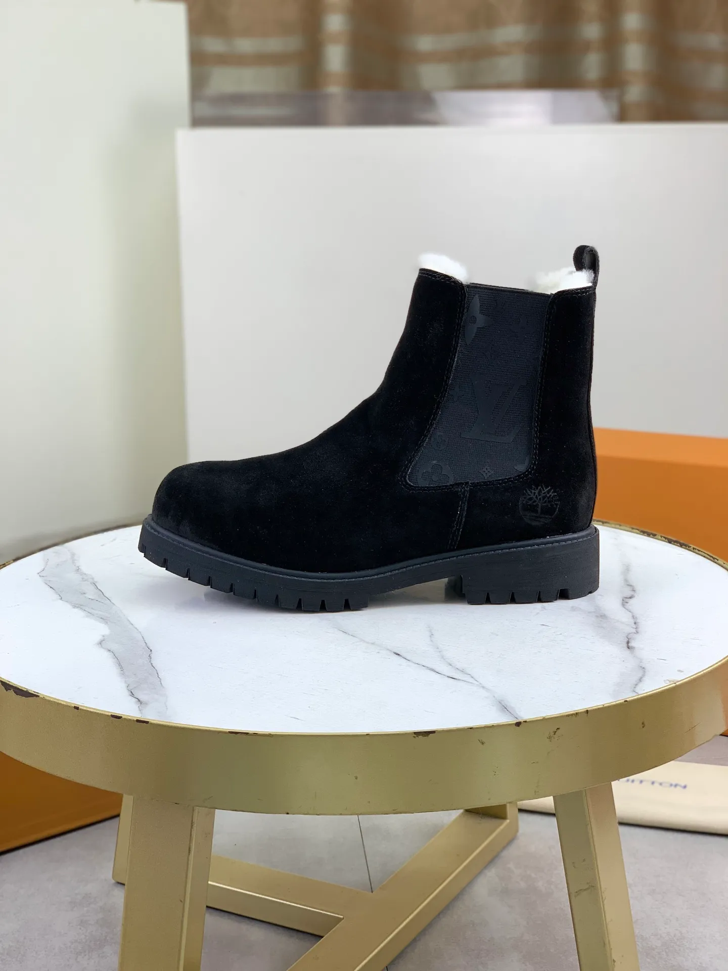 Factory price P900 💰💎💎💎High version of new men's shoes. Purchasing quality◾️◽️LV～Louis Vuitton boots series! by Virgin Abloh The most beautiful sneakers, Lv Brand strongly recommends new products, official website limited edition retro basketball sneakers! Both the high-top and low-top models spent money to purchase 1:1 accurate reproductions of the originals. The details are invincible and full of sincerity. The imported custom-made original frosted cowhide leather is packaged in the same way as the originals. The details are 100% restored. The privately customized originals are combined into a non-slip, wear-resistant and lightweight foam outsole. It is different from other brands. Without the original version, this effect cannot be achieved! L’s best-looking men’s shoes in the past, don’t miss it! Calfskin lining: Imported water-dyed cowhide lining/foot pad Outsole: lightweight foaming and non-slip Size: Men's 39-44 (38, 45 customized, non-refundable)